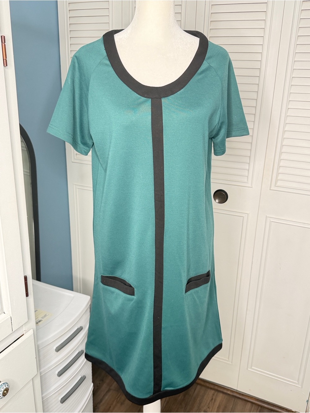 Vfish Women Teal Shift Dress Black Trim Short Sleeve Pocket Accents Medium NWT